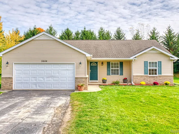 5444 Spruceview Ln, Fowlerville, MI 48836