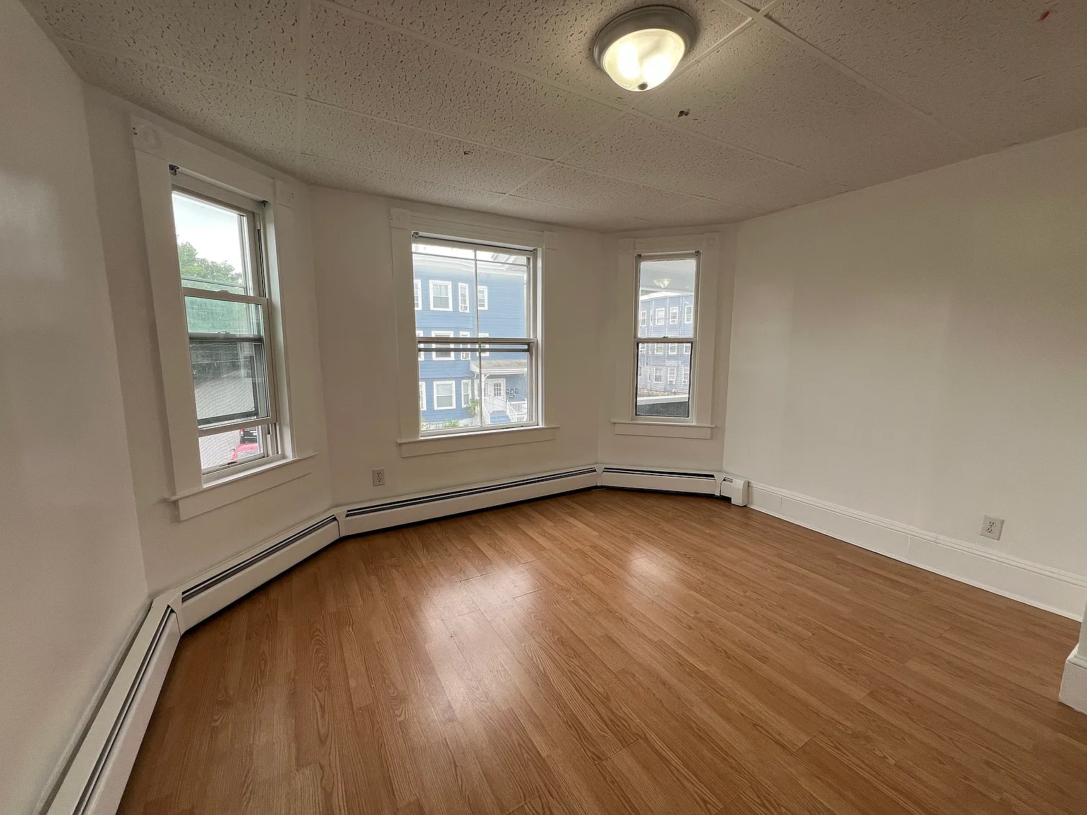 3 bed, 1300 sqft, $2,700 — Photo 3