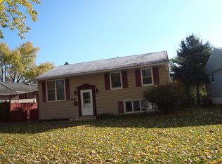 590 Willow Rd, Wauconda, IL 60084