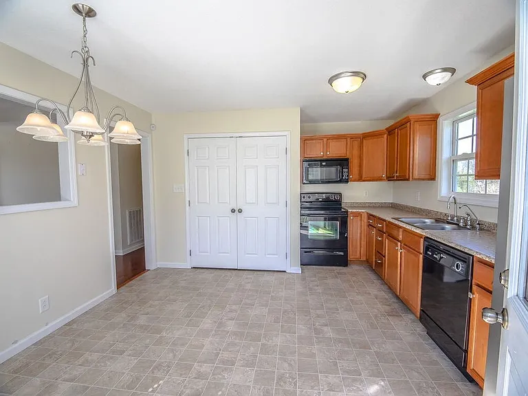955 Russet Dr — Photo 6