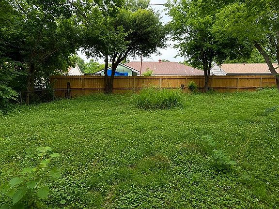3rd image of 5822 Lyndhurst Dr