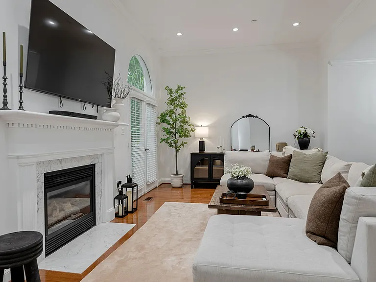 413 Clayton Ln — Photo 2
