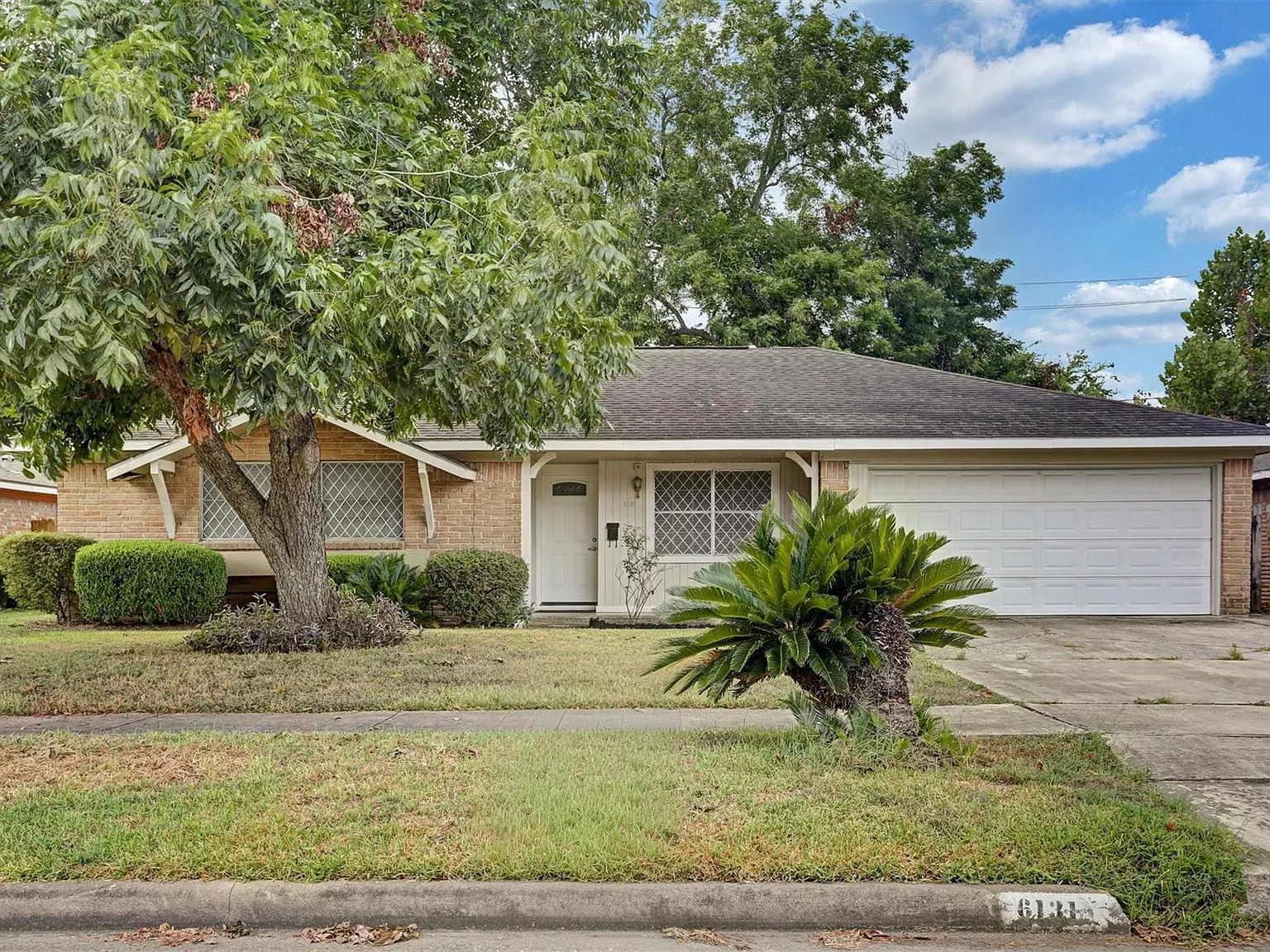 4 bed, 2.0 bath, 2433 sqft, $1,900 — Photo 1