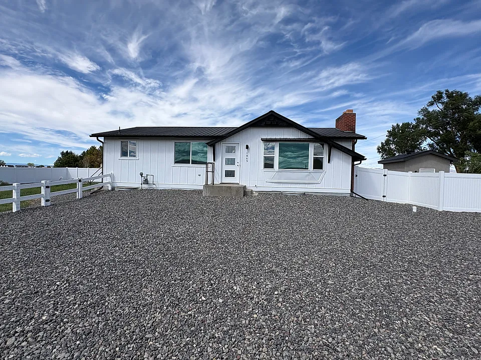 1869 Myers Ln