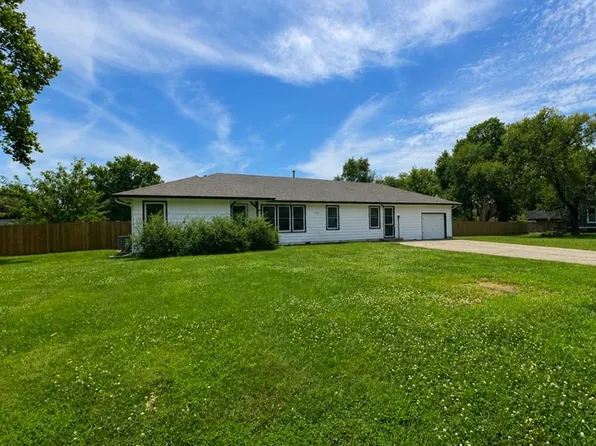 905 E Osage St, Paola, KS 66071