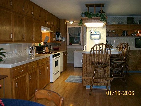 Kitchen w/ bar eating area
