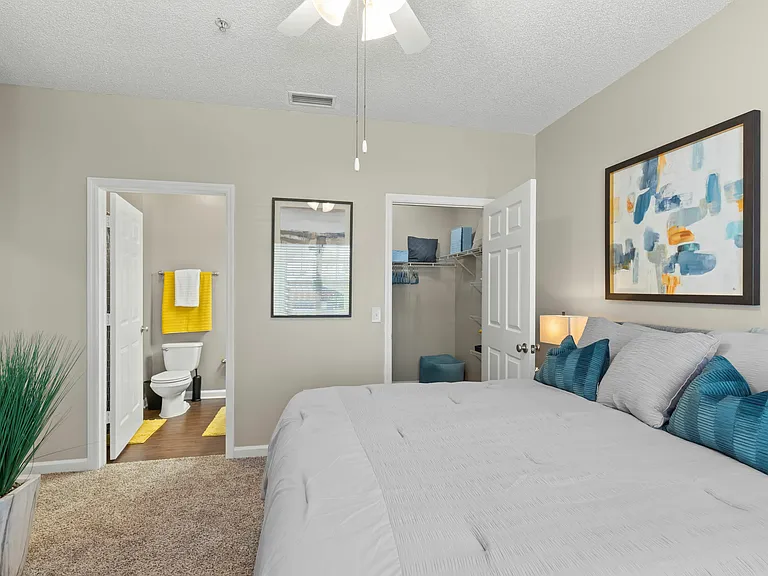 Master Bedroom with En Suite & Walk-In Closet