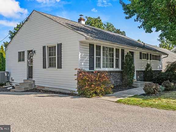 3rd image of 416 Stuart Ln