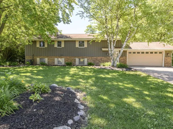 705 Fox Knoll DRIVE, Waterford, WI 53185