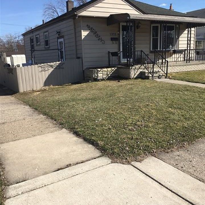 2nd image of 1355 Applewood Ave