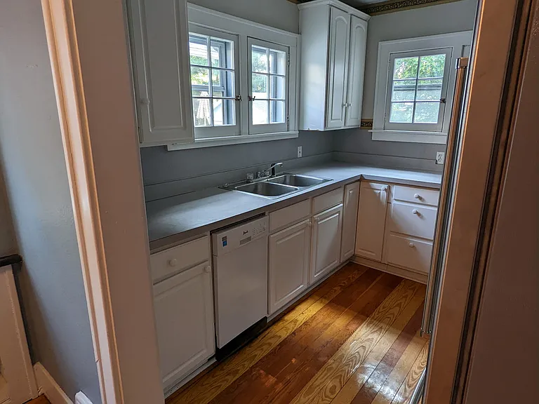 225 N Foster Ave — Photo 2