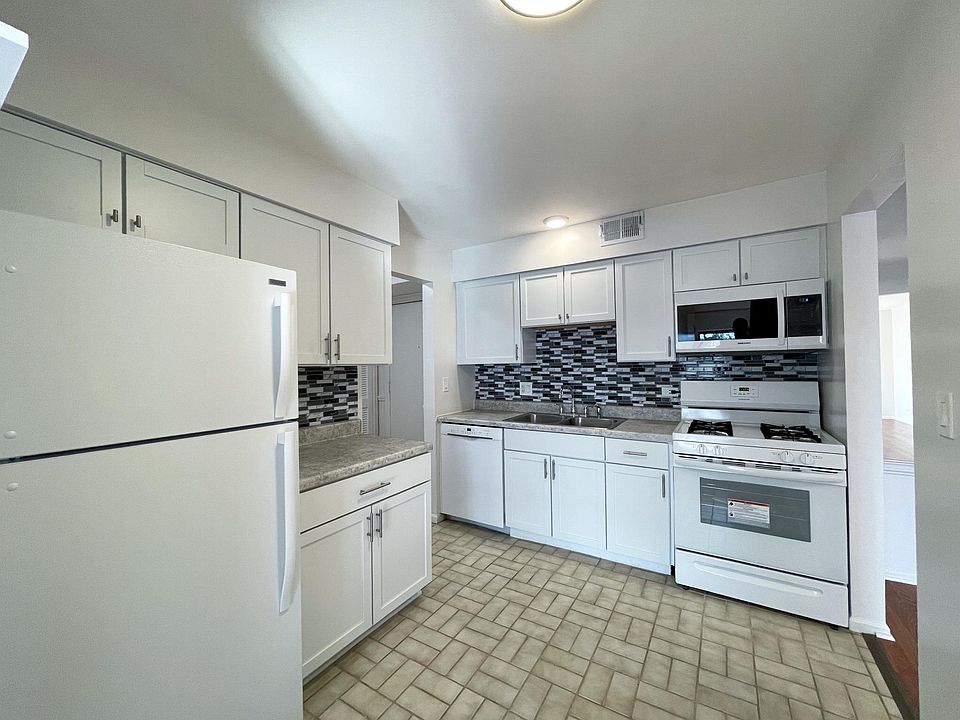 1st image of 5400 Carriageway Dr APT 207