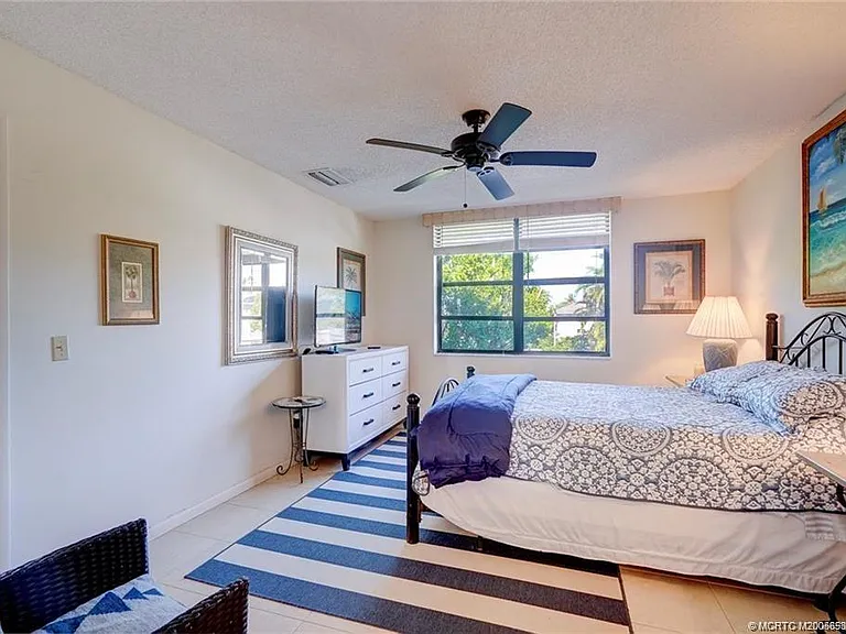 310 NE Golfview Cir #310 — Photo 10
