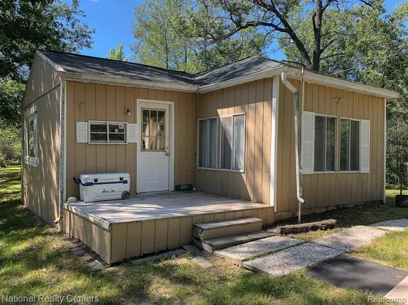 3141 Pipeman Rd, Harrison, MI 48625