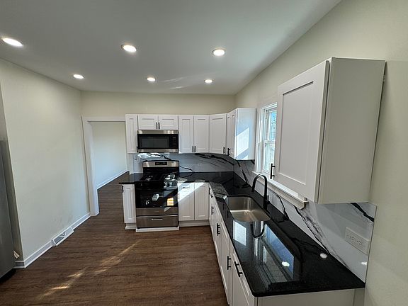 3rd image of 940 Becker St