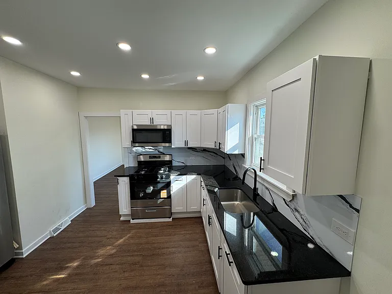 940 Becker St — Photo 3