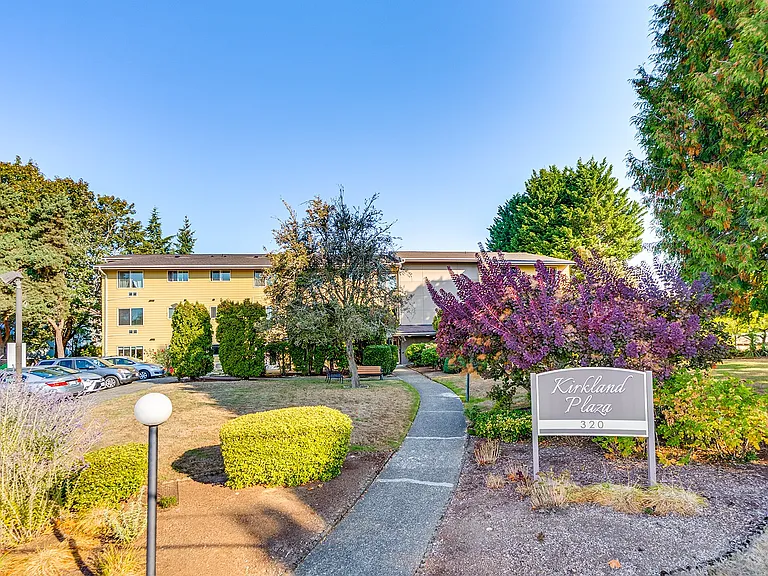 Kirkland Plaza — Photo 3