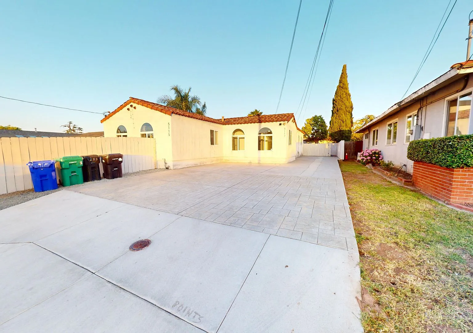 Large 7 bed house with hot tub! — Photo 1