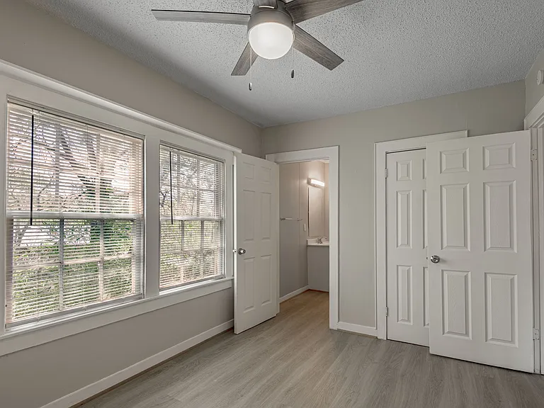 811 Sam Houston Ave #B — Photo 9