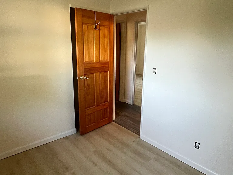 300 Parkview Dr — Photo 6