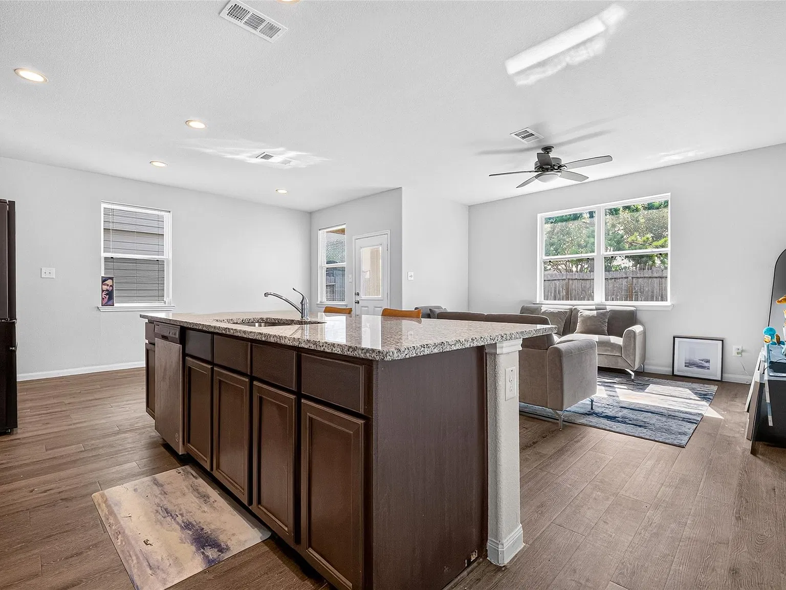 3 bed, 2.5 bath, 1734 sqft, $2,300 — Photo 4