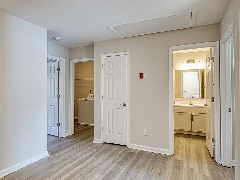 Hillpoint Preserve Townhome Apartments — Photo 13