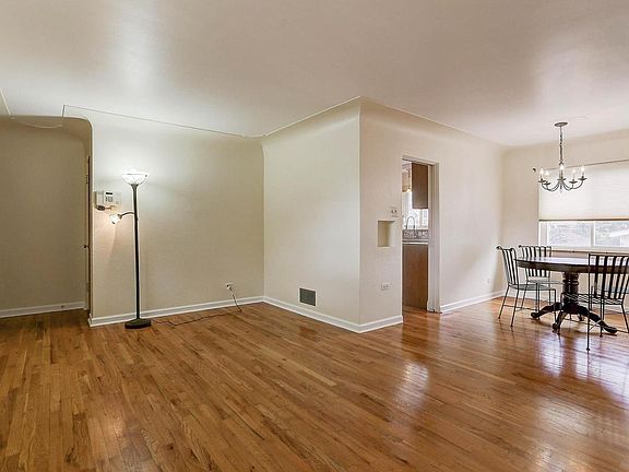 3rd image of 1134 Roslyn St