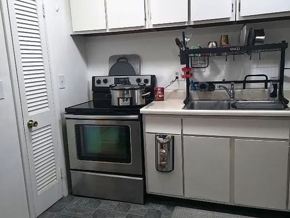 4th image of 1112 Towne St #3