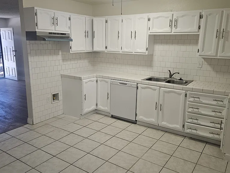 16427 Cajon St — Photo 14