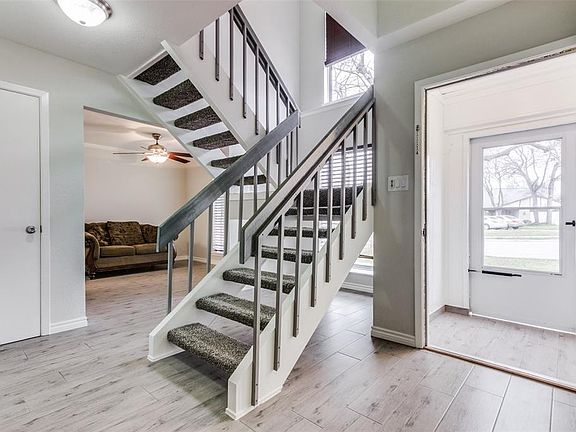 2nd image of 814 Foxwood Pl