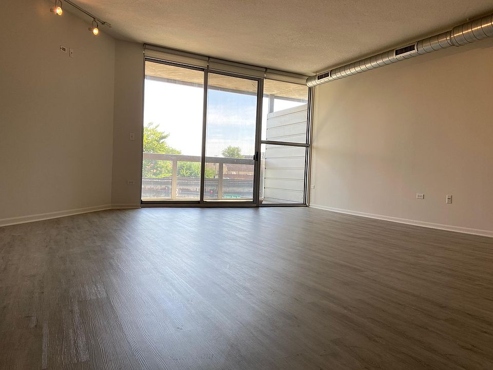 Large sitting room + dining room