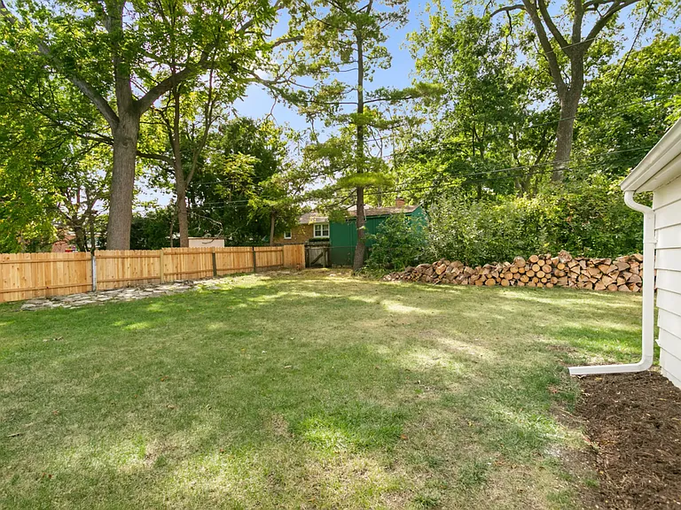336 Leith Ave — Photo 41