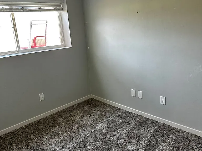 1102 E Sleepy Hollow Ln — Photo 10