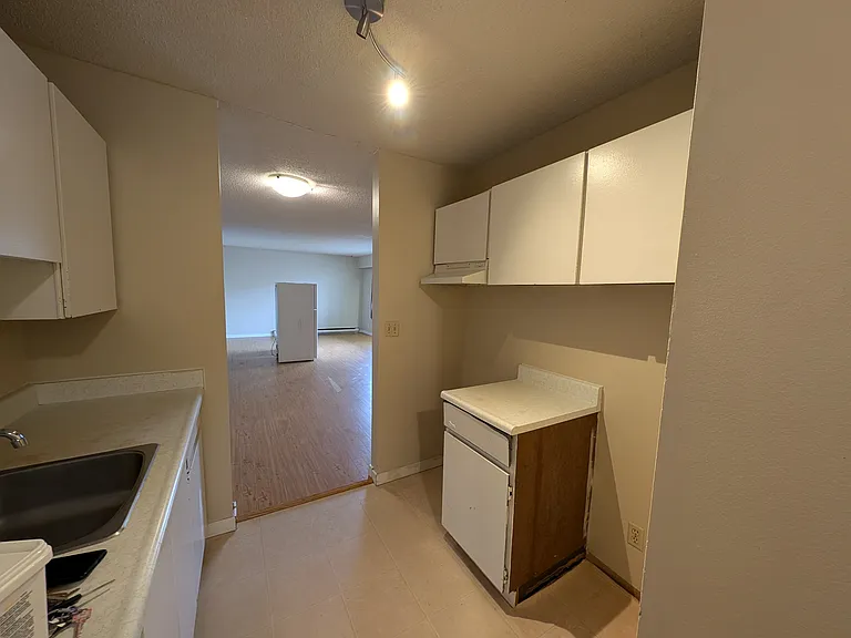 111 Knox St — Photo 17