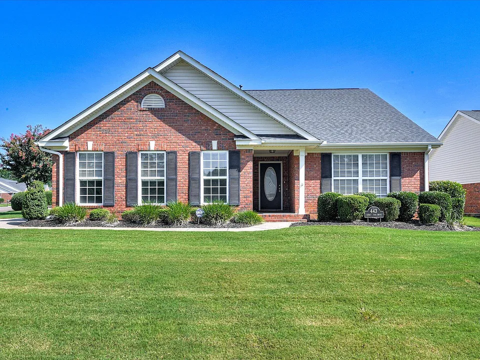 443 Surrey Park Dr SE