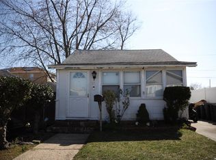 27 Kildare Rd, Island Park, NY 11558