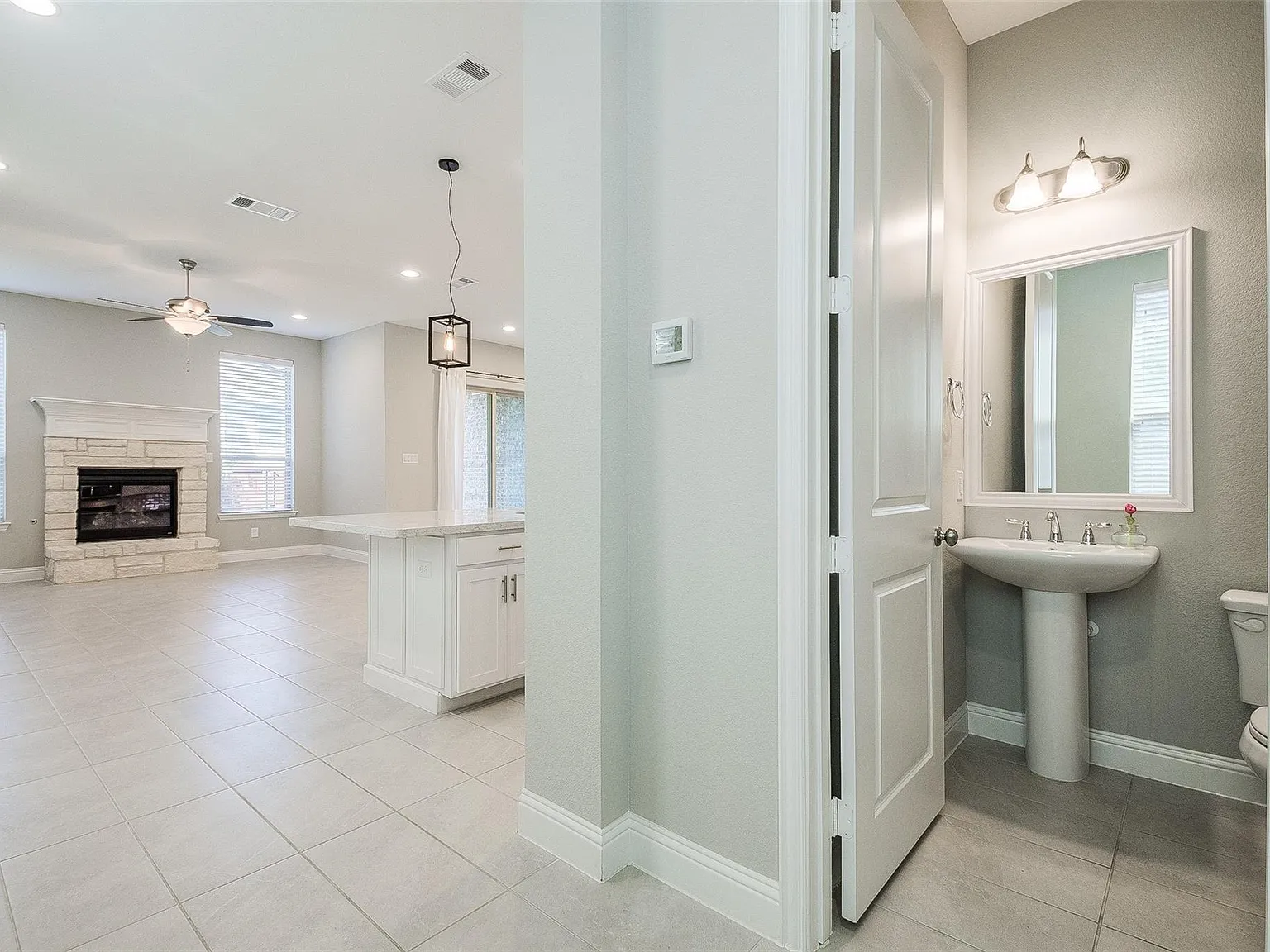 3 bed, 2.5 bath, 1941 sqft, $3,200 — Photo 2