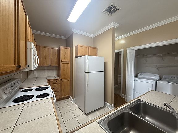 4th image of 303 Penny Ln APT 6