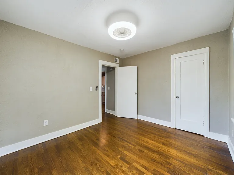 4205 Kenwood Ave — Photo 15