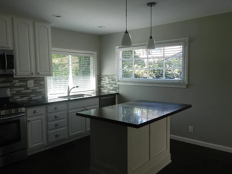 25261 Arcadian Ave — Photo 7