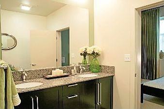 Master Bath :: 1001 46th St. #302