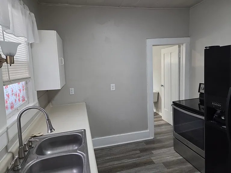 419 E Division St — Photo 1