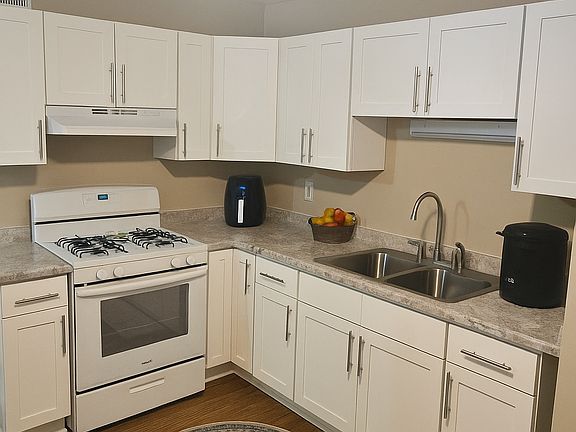 3rd image of 332 Maplewood Dr