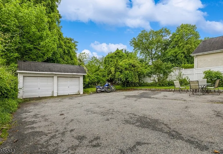 35 Montrose Ave — Photo 17