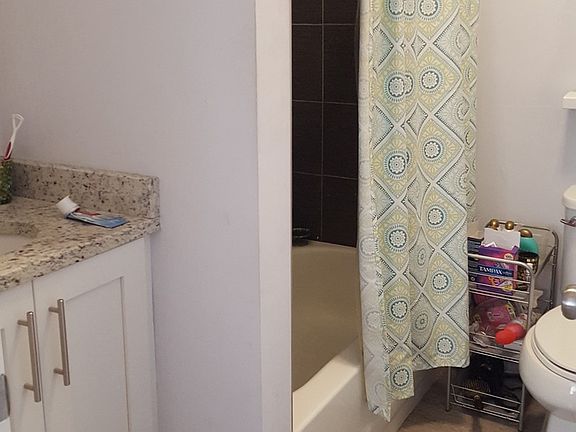4th image of 950 N Wolcott Ave APT 2F
