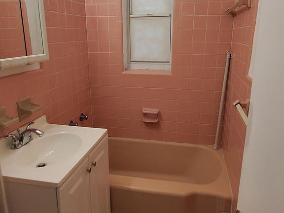 3rd image of 15-21 Alhambra Cir #14