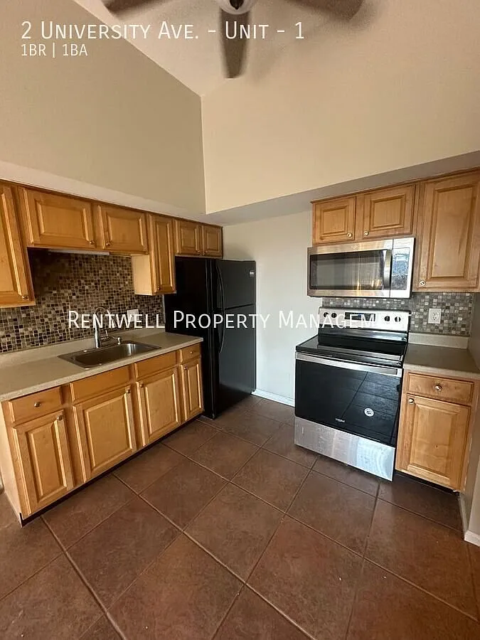 Renovated 1-Bedroom Apartment with Panoramic City Views — Photo 2