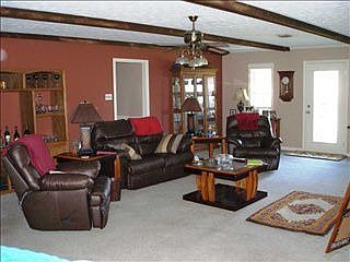 5th image of 827 Village Ct