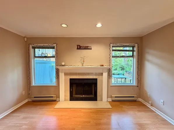 7130 Barnet Rd #5, Burnaby, BC V5A 4S4