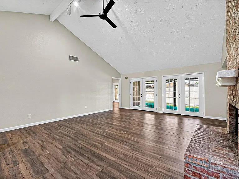 711 Leicester Ln — Photo 11
